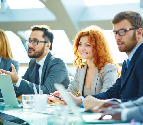Foto: Drei Personen in Businesskleidung, die Azubis bei Dr. Schauer darstellen.